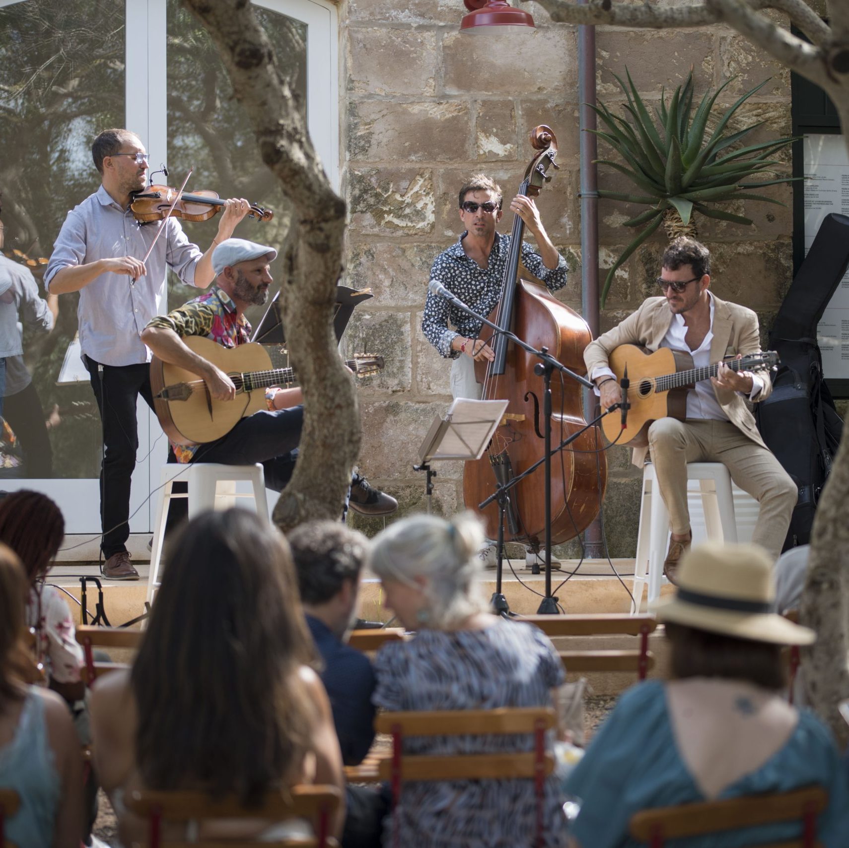 A band performing live music at Hauser & Wirth Menorca. Foto David Arquimbau